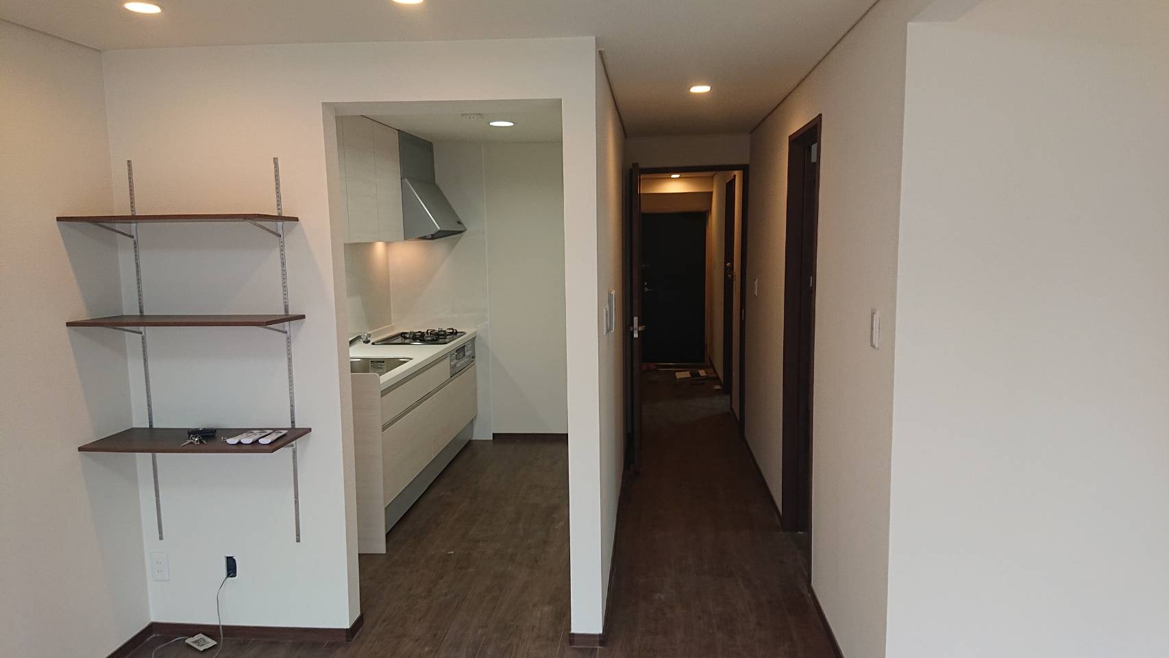 LDK(新しいキッチンと可動棚)