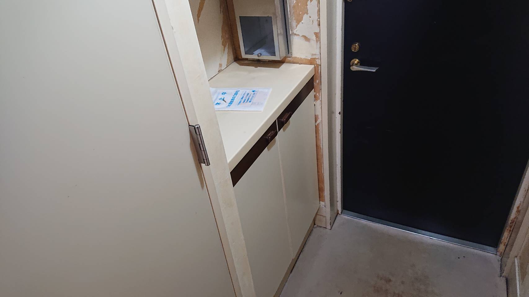 玄関(古い下駄箱)