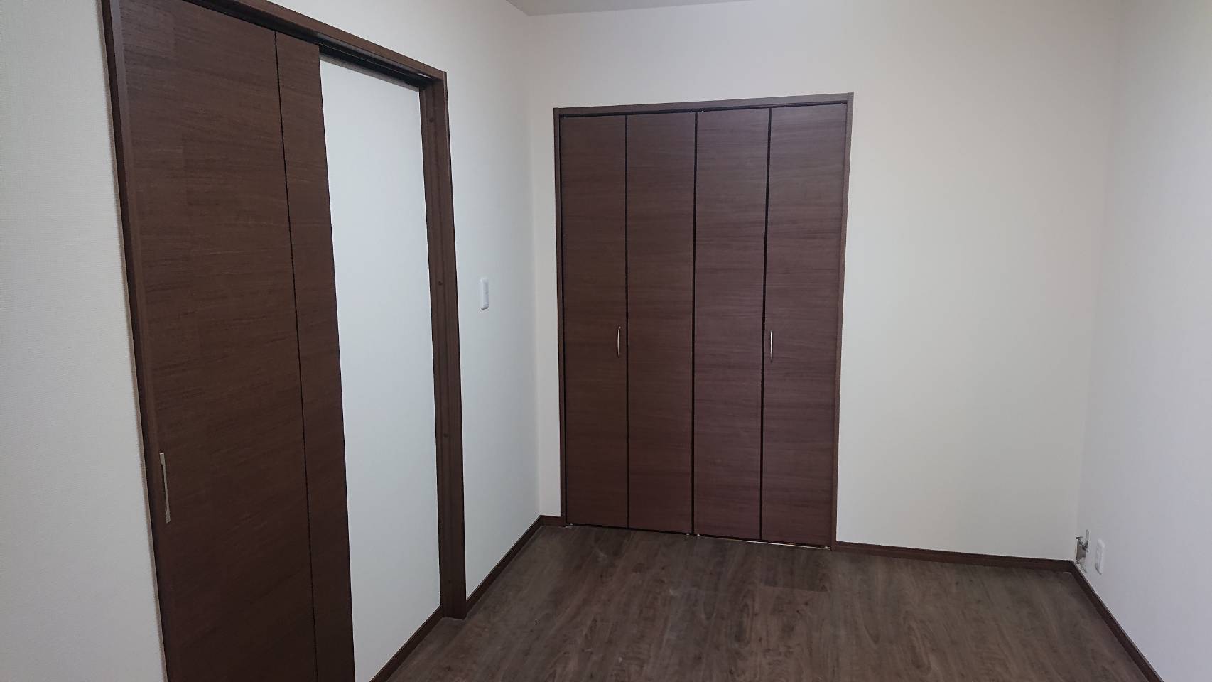 洋室(新しいフローリングとクローゼット)