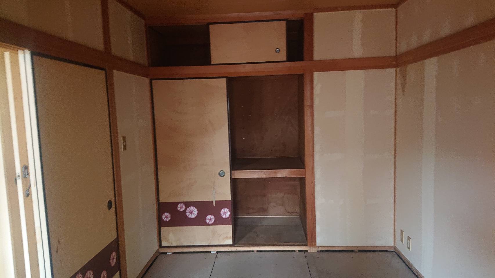 和室(古い押入れと砂壁・襖)