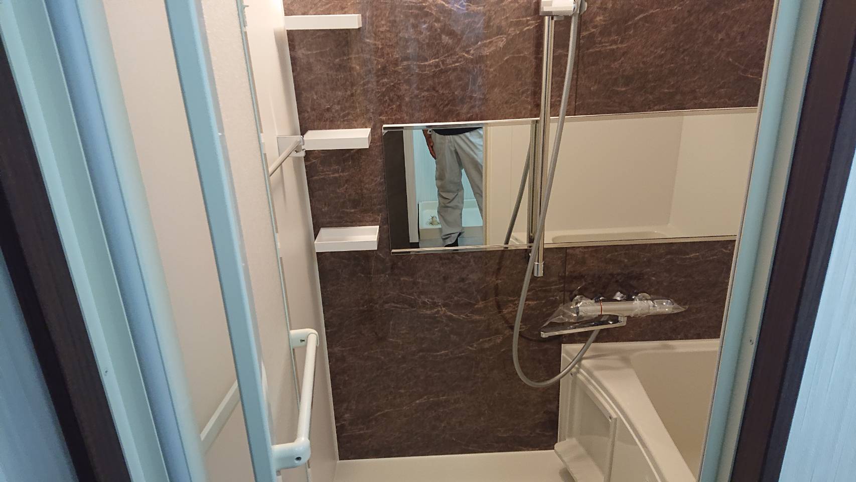 浴室(新しいユニットバス・茶色のアクセントパネル)