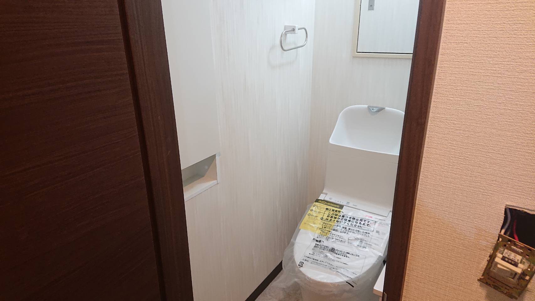 トイレ(新しいトイレと清潔感のある壁紙)