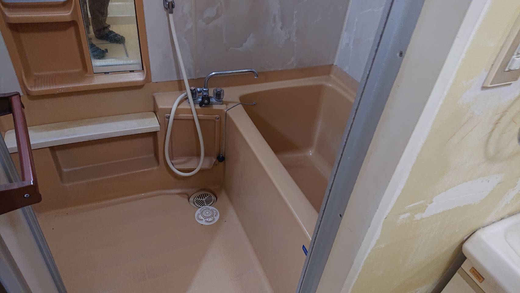 浴室(古いベージュ色のユニットバス)