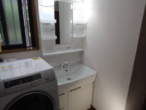 新しい白い洗面化粧台