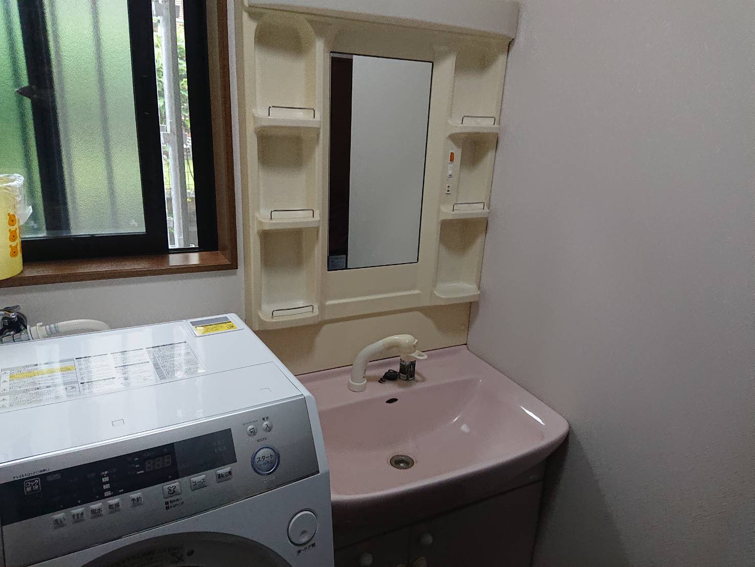 経年劣化したピンク色の洗面台