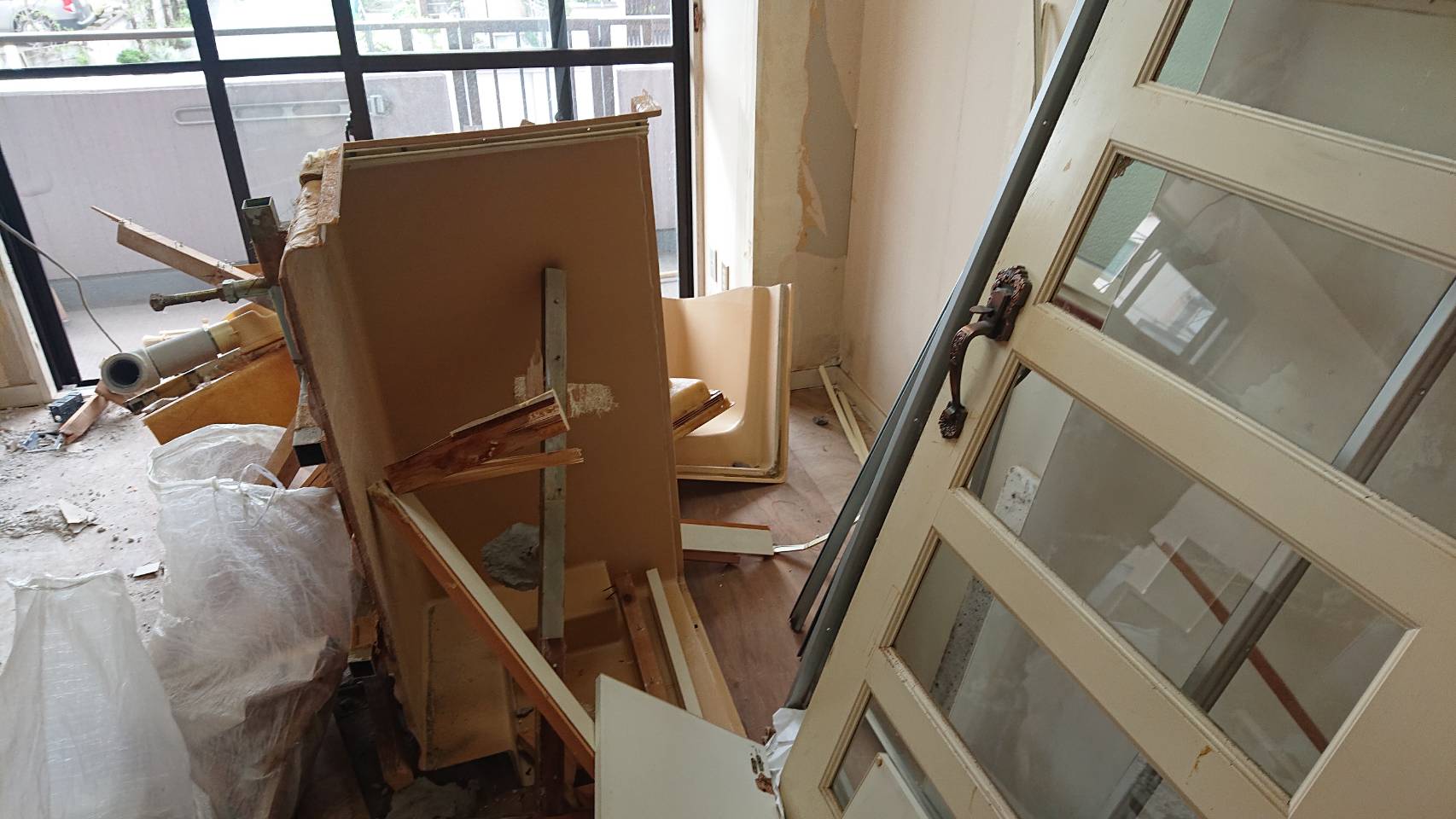 解体作業(古い間取りの撤去)