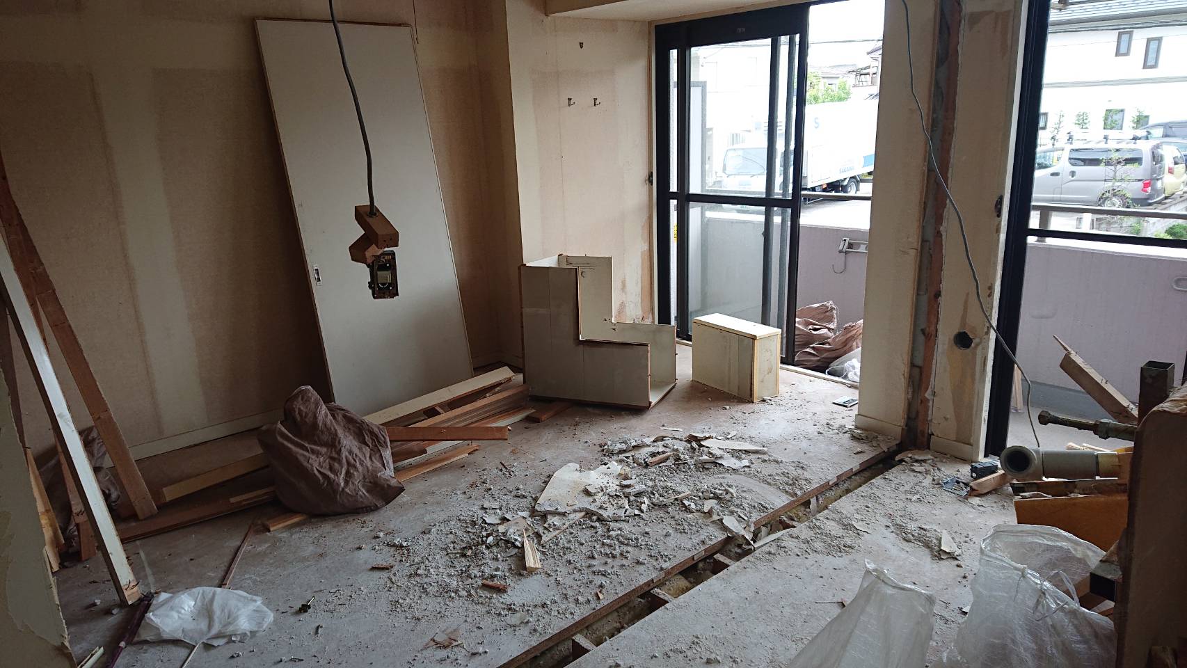 解体作業(古い間取りの撤去)