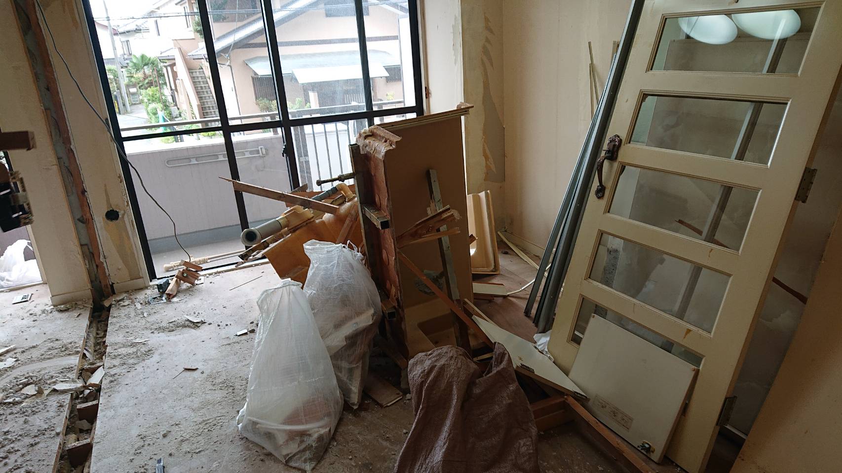 解体作業(古い間取りの撤去)