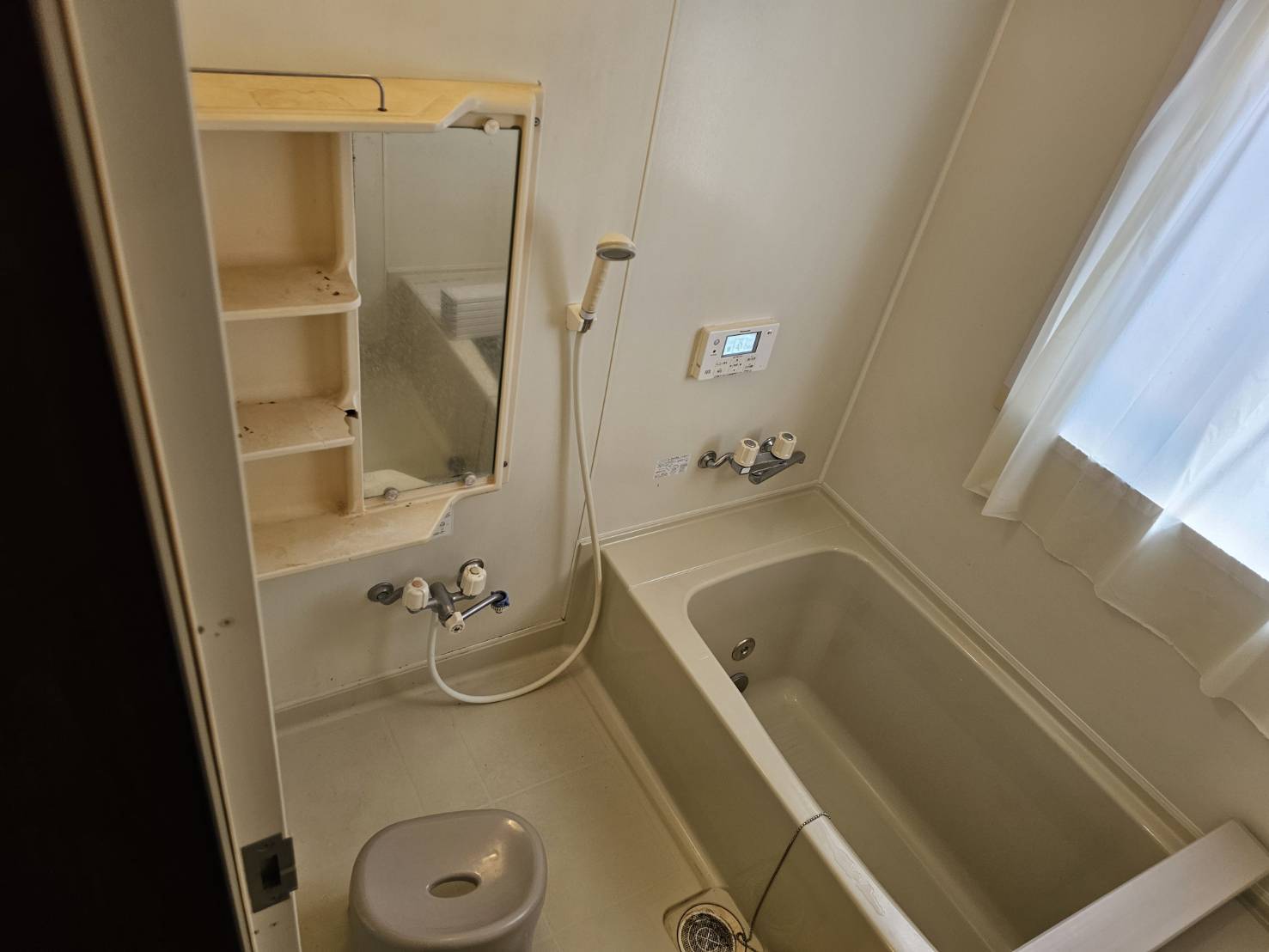 既存ユニットバス（鏡、棚、浴槽）