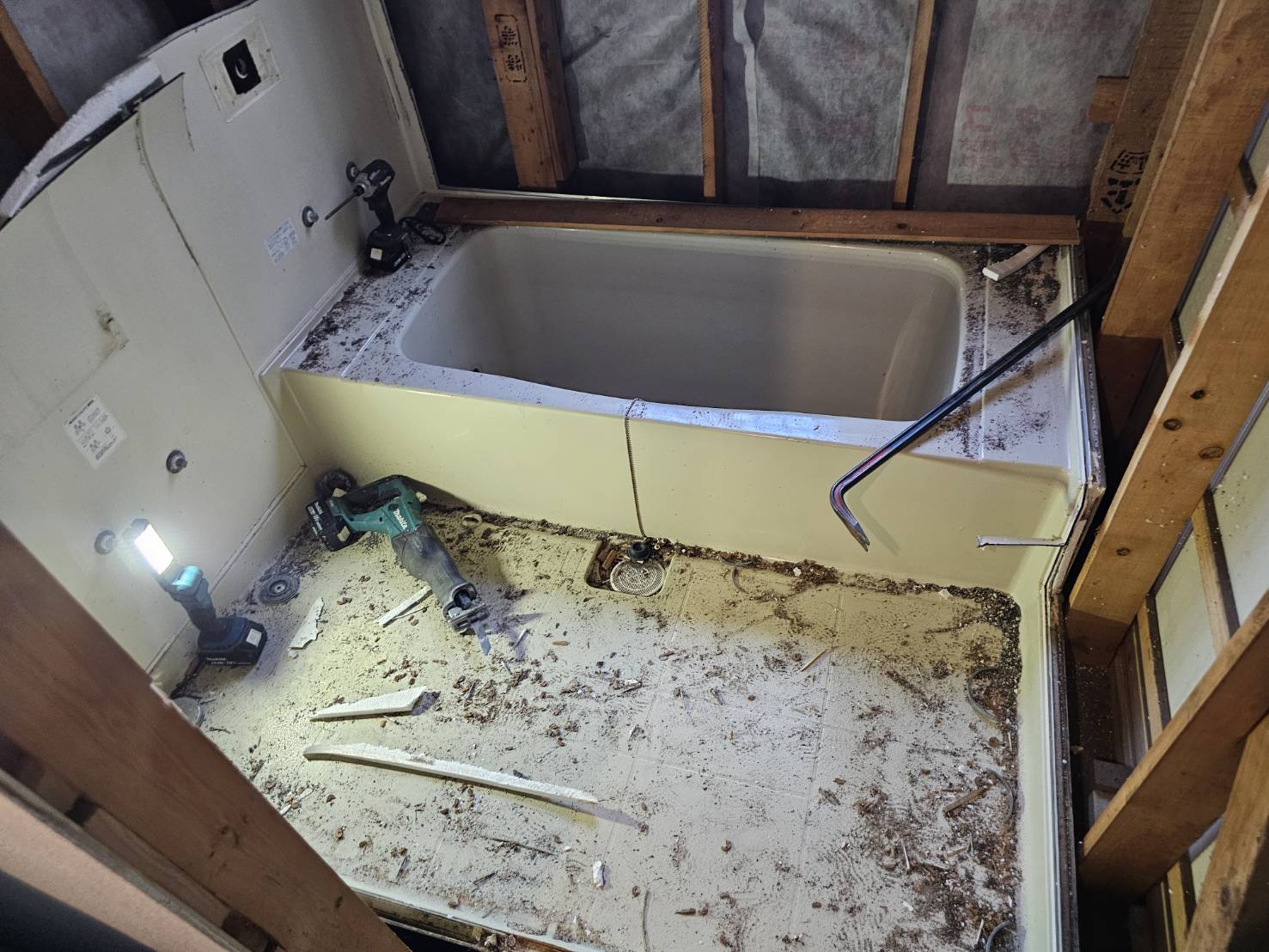 既存ユニットバス（解体作業中）