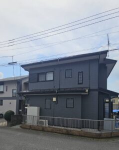 人気のダークグレーの外壁、全体を引き締めるブラックの屋根