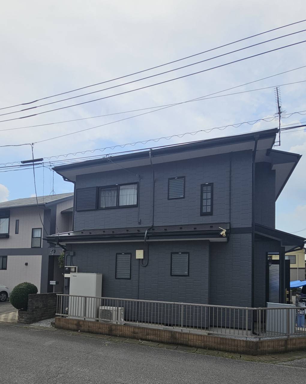 人気のダークグレーの外壁、全体を引き締めるブラックの屋根