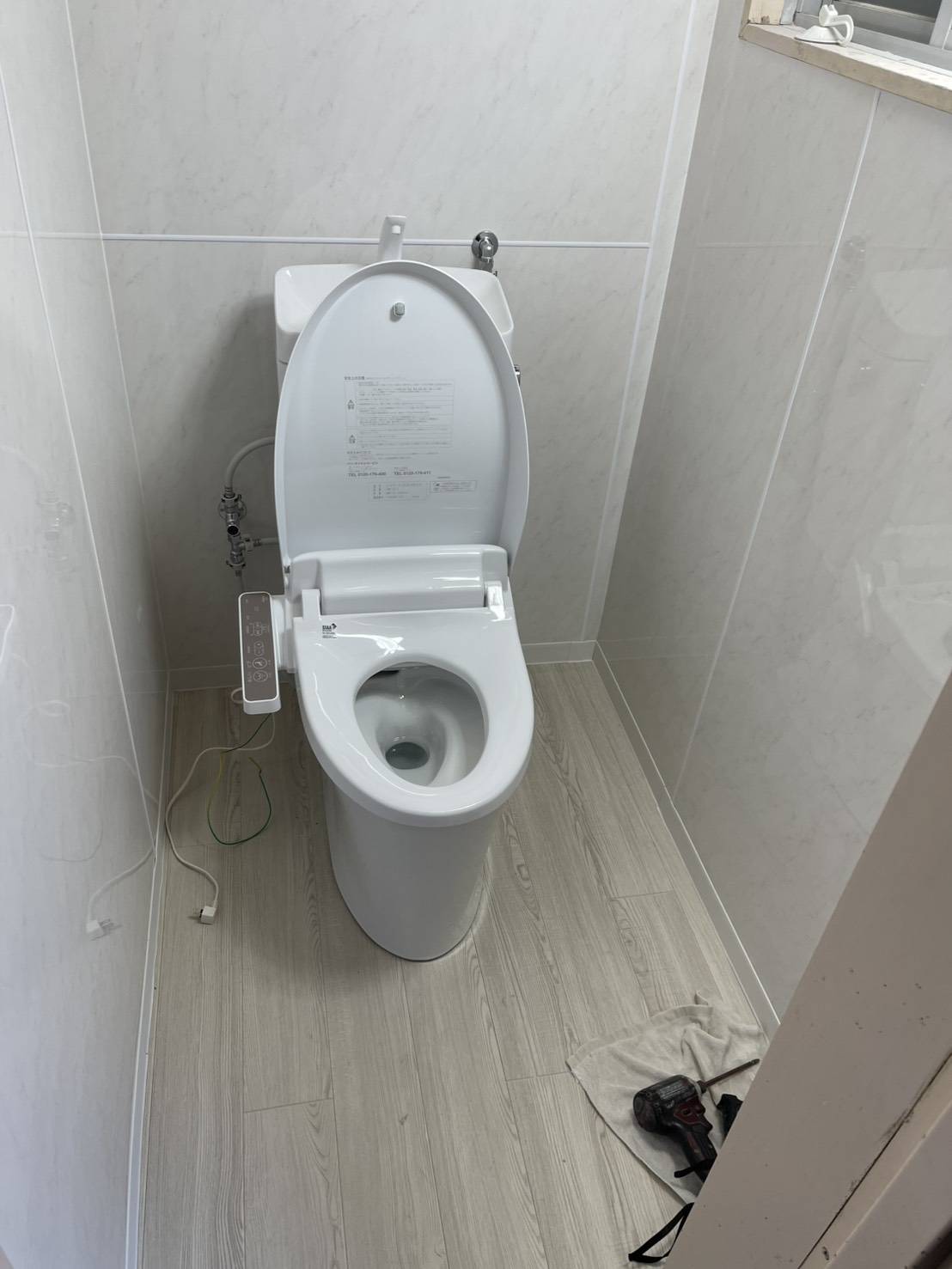 完成後の洋式トイレ（床・壁の施工後）