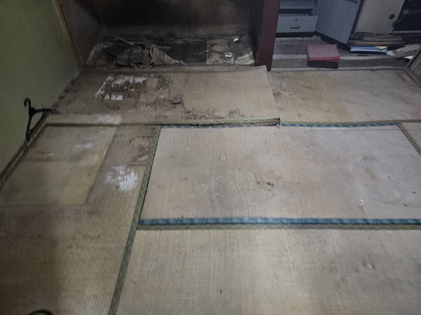 傷みが激しい既存の畳と和室の状況