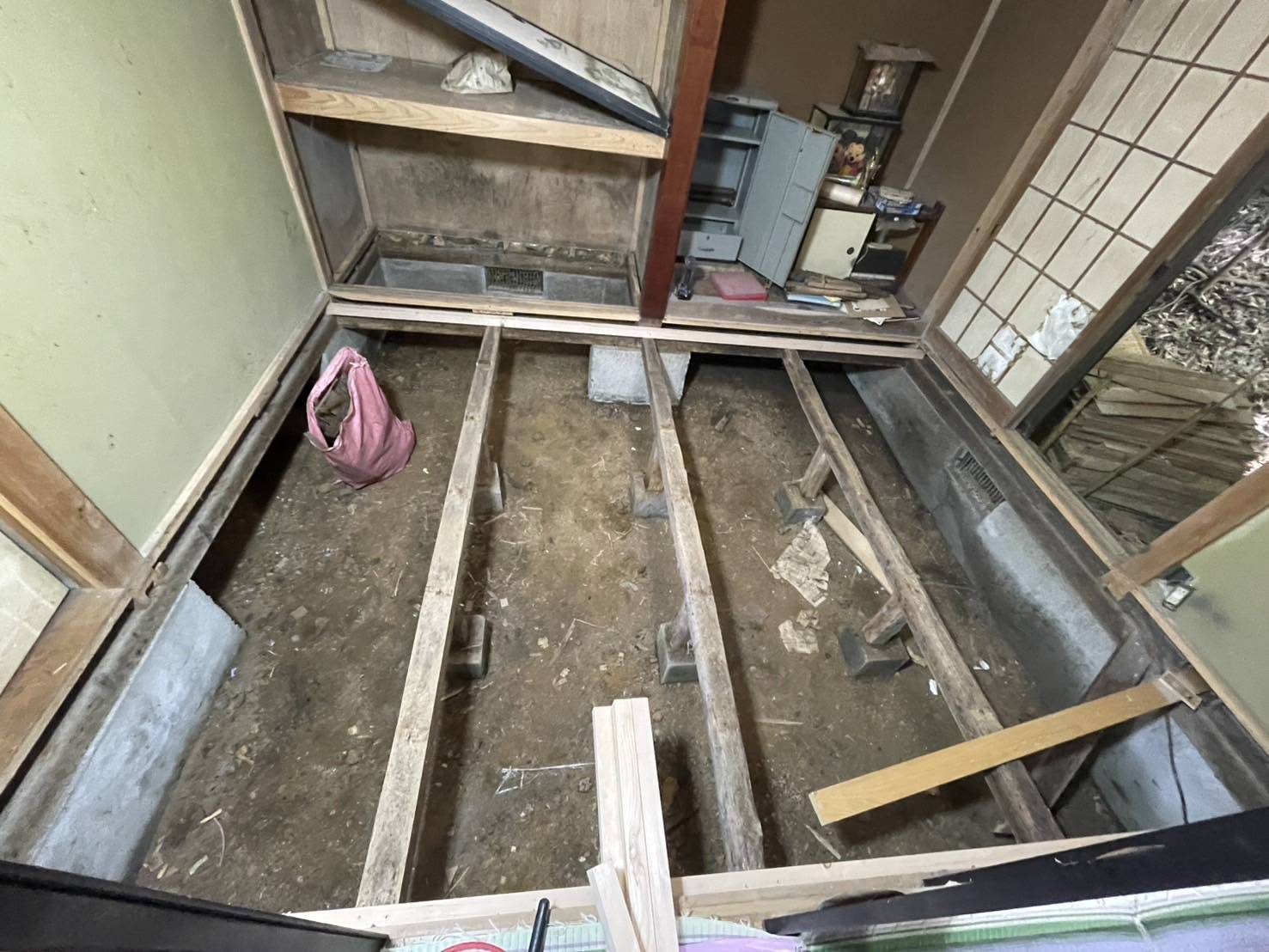 床下下地解体中（腐食部分の撤去）