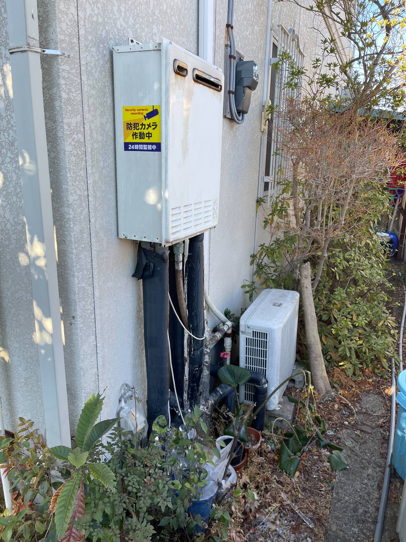 経年劣化と凍結が見られる配管周り