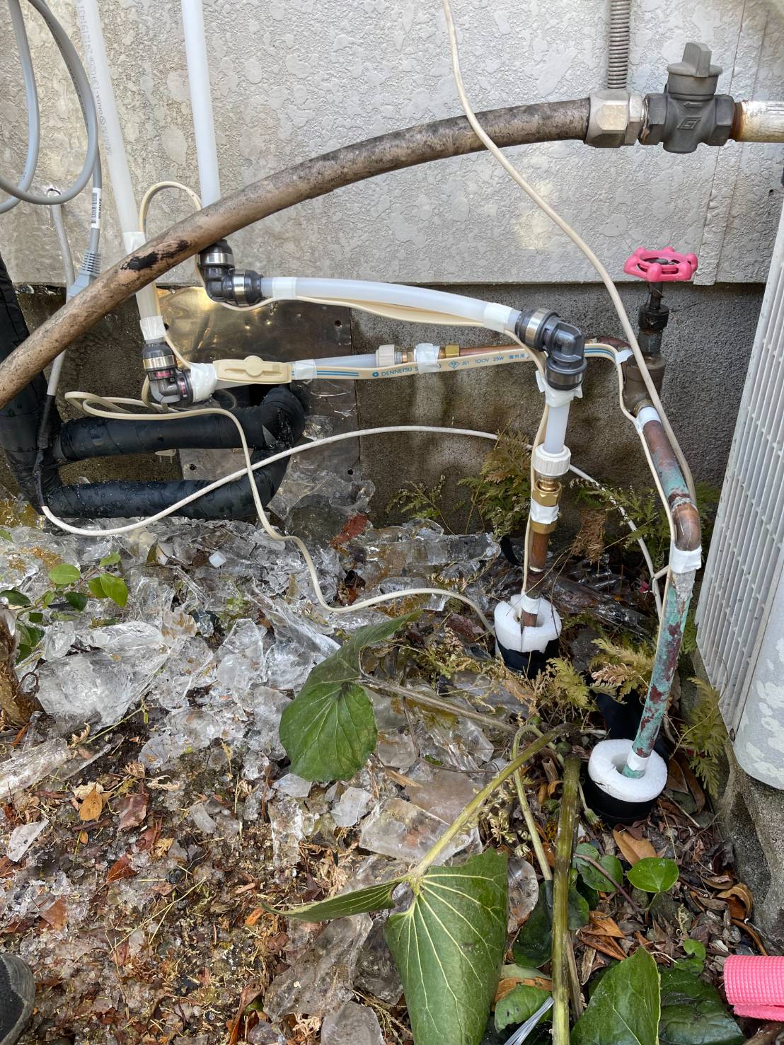漏水による氷の撤去と新規配管工事