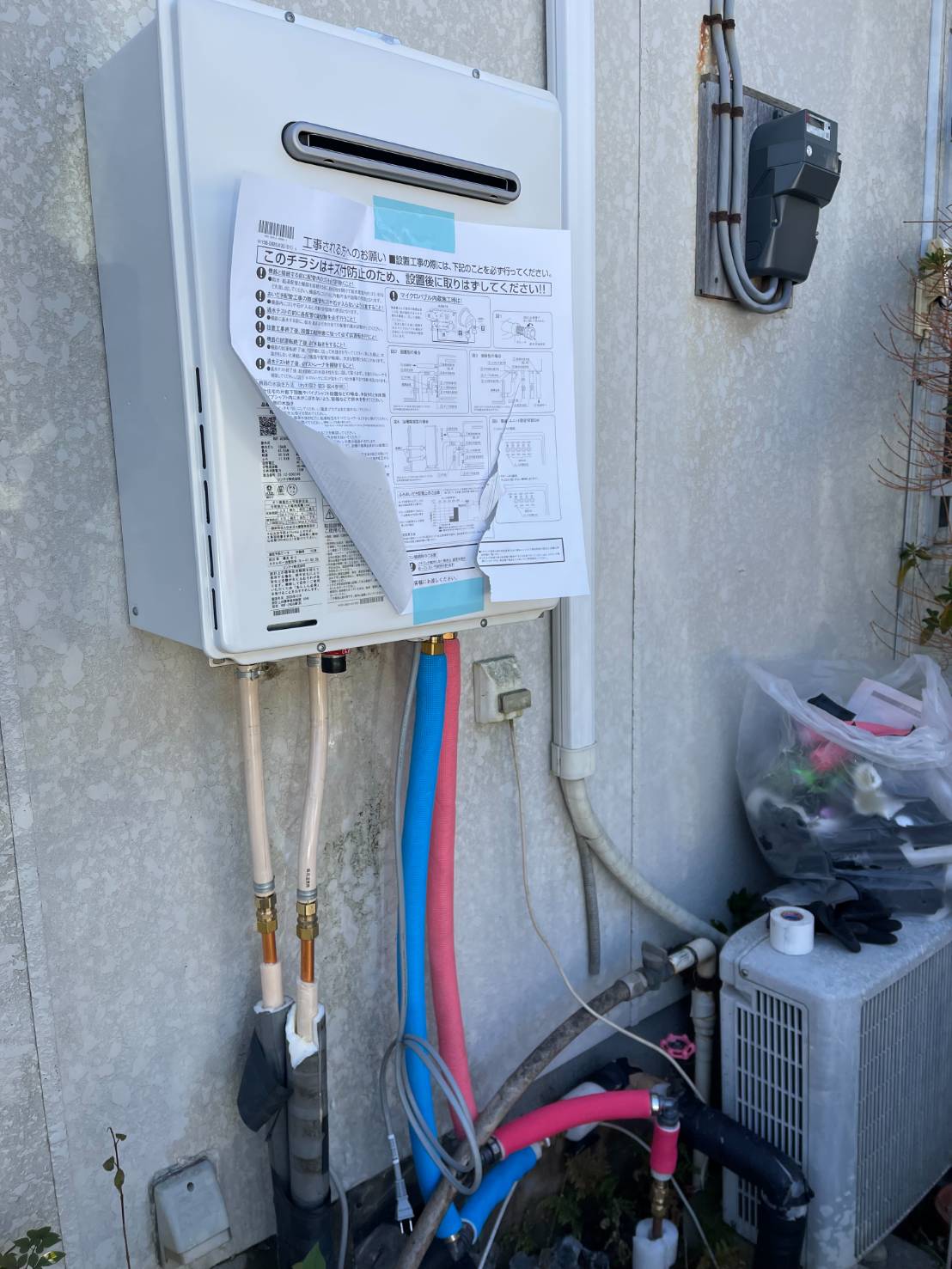 各種配管の接続作業進行中