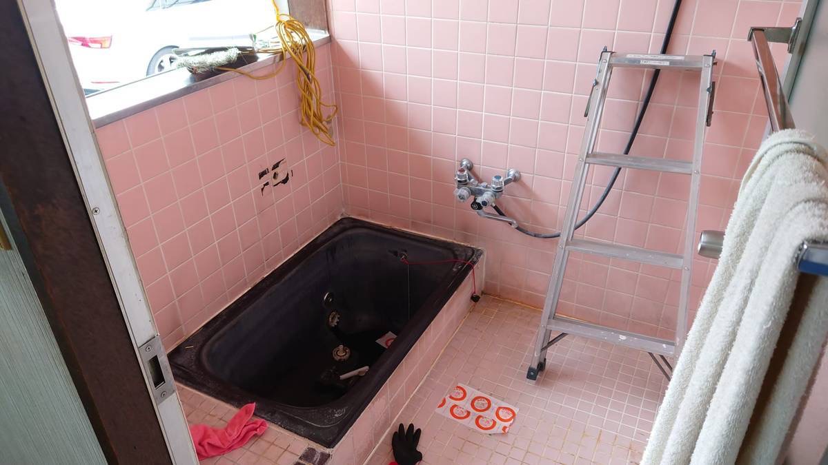 冬場の寒さが厳しいタイル貼りの在来浴室