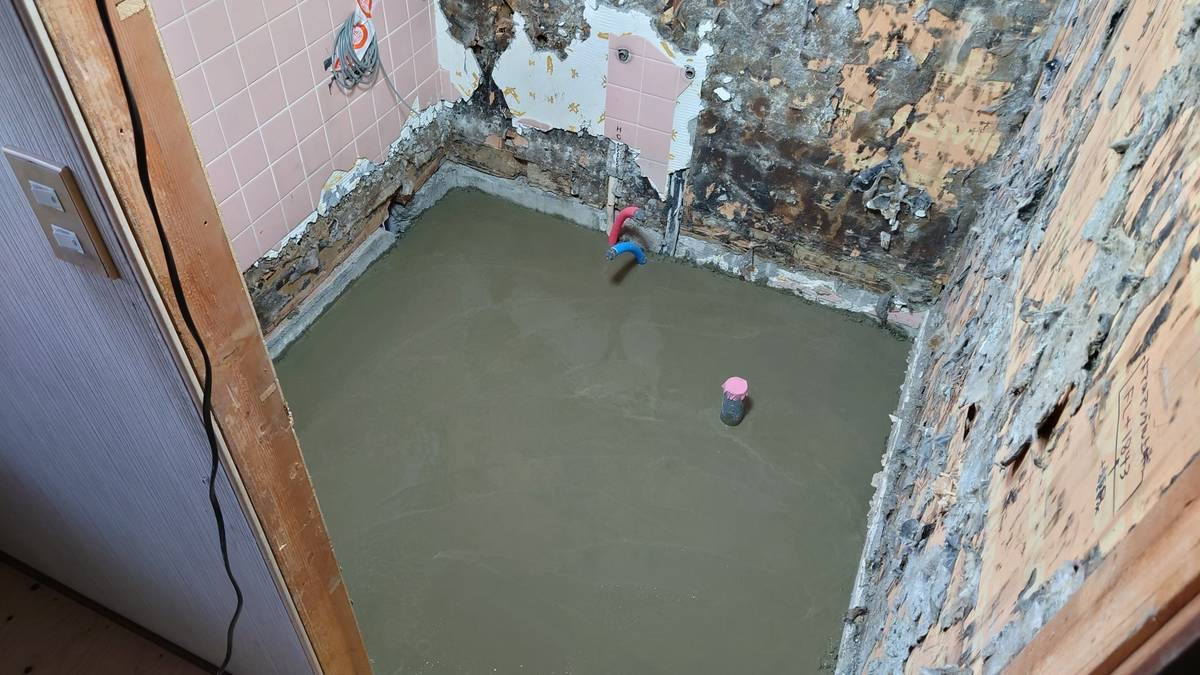 浴室土間コンクリート打設と給排水設備の移設