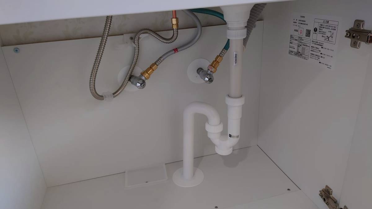 補強と交換を終えた洗面台下の配線・配管