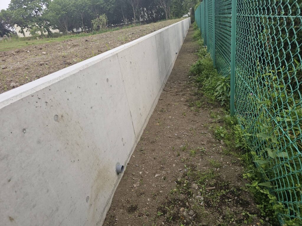 鹿沼市の不動産会社様より、土地売買に伴う境界復旧工事のご依頼をいただきました。土砂の圧力で倒れたフェンス50mを撤去し、強固なコンクリート土留めを新設。重機による広範囲の整地まで、土地の価値を高める一括施工事例をご紹介します。