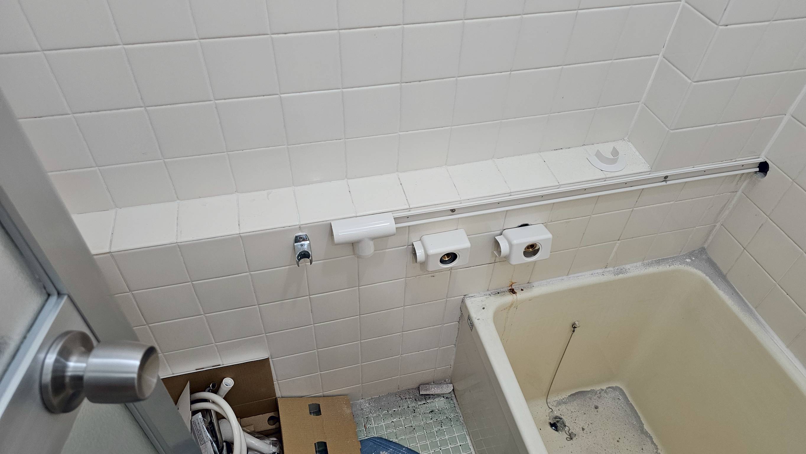 露出配管をモールで美しくカバー