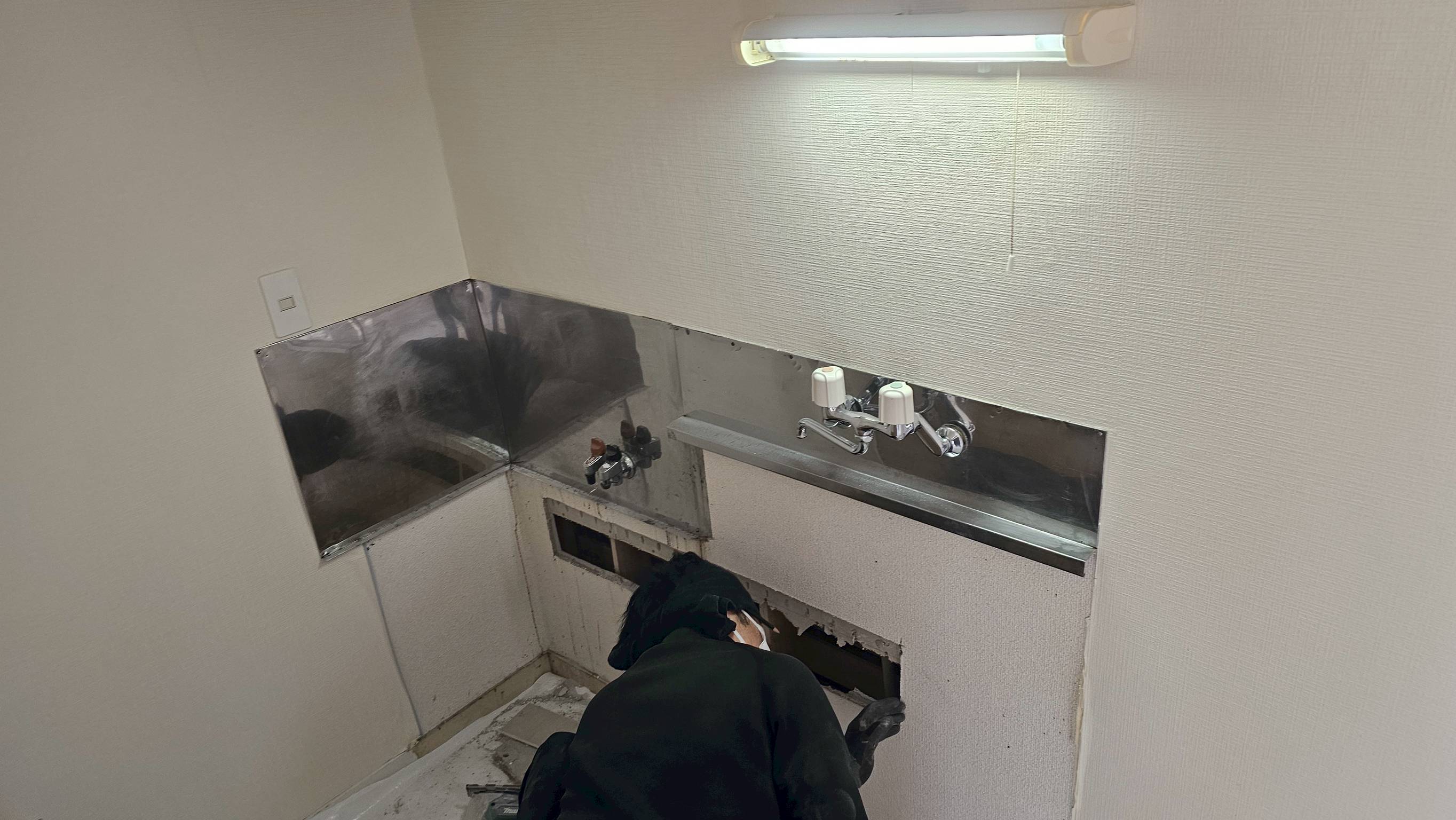 キッチン下の配管入れ替え中