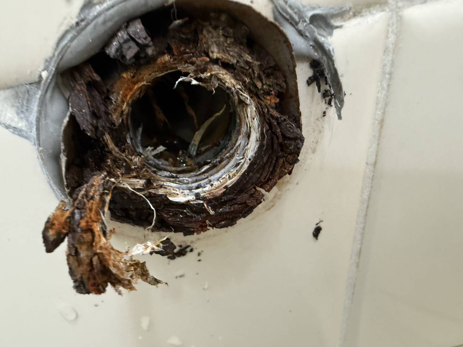 腐食が激しい水栓取付部のネジ山