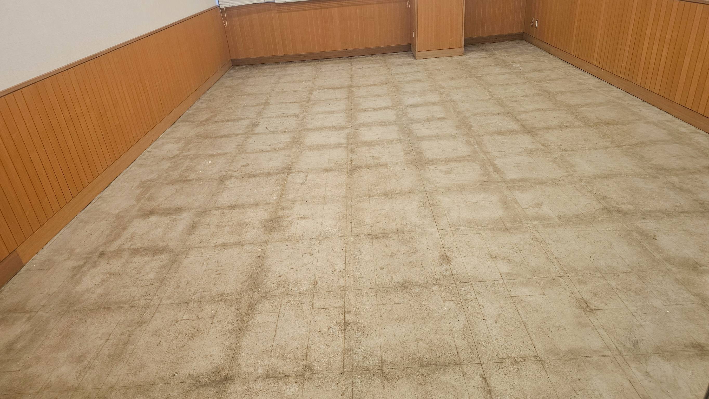 経年劣化した既存のPタイル（別角度）