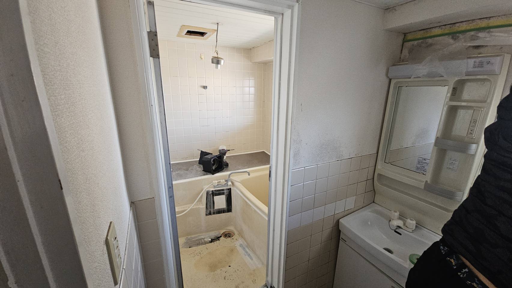 既設ユニットバスと
既存洗面台の状況