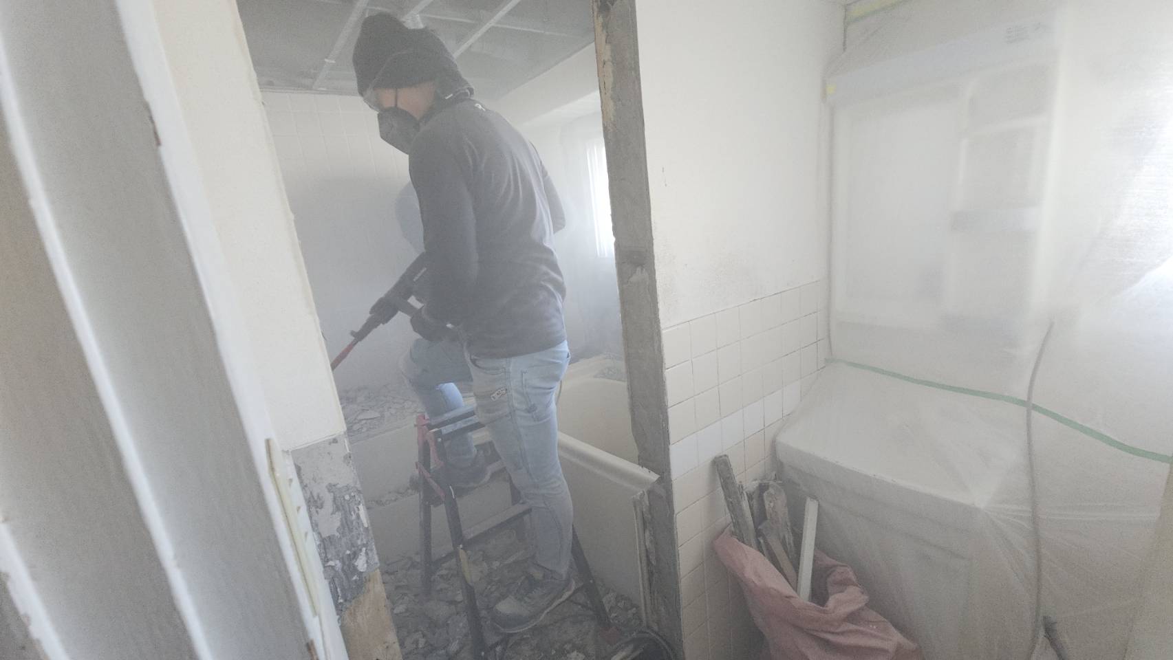 職人による浴室解体作業