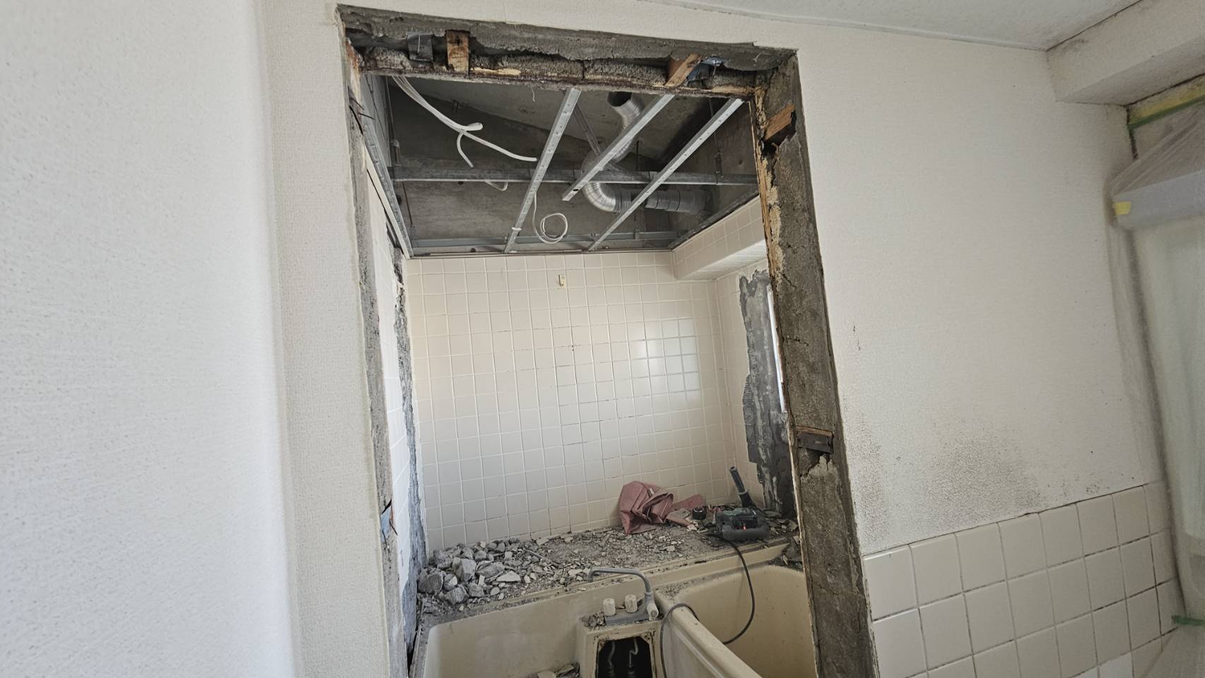 旧浴室撤去後の様子