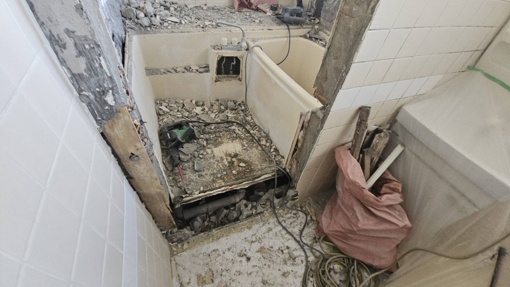 旧浴室撤去後の様子