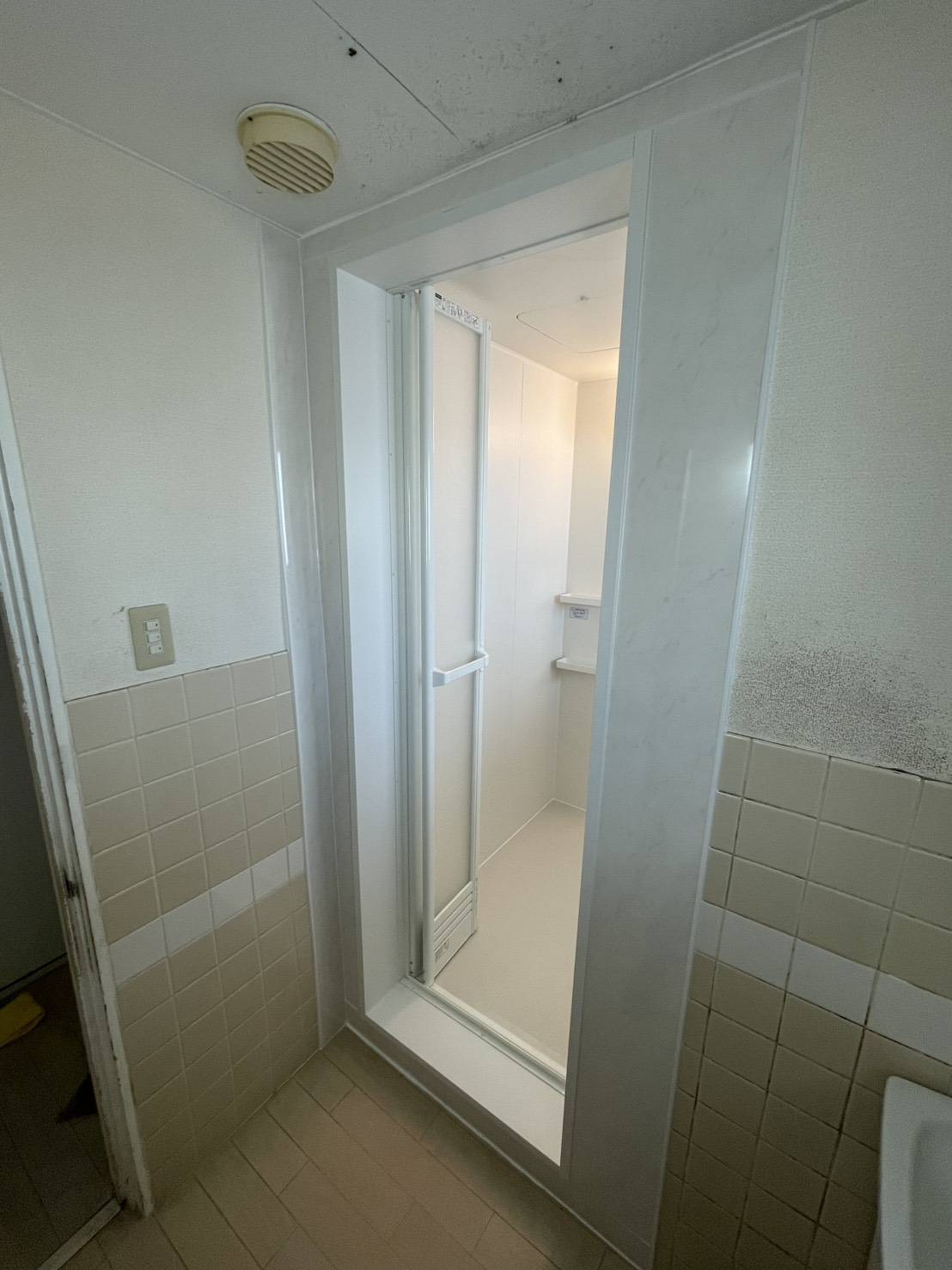 浴室入口:新しいドア枠