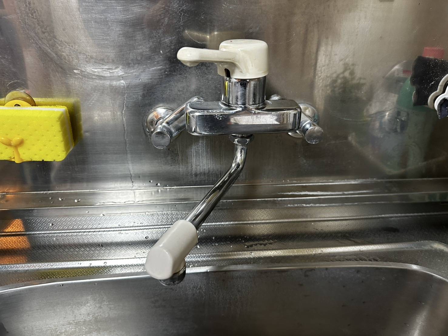 経年劣化が見られる既設の台所水栓