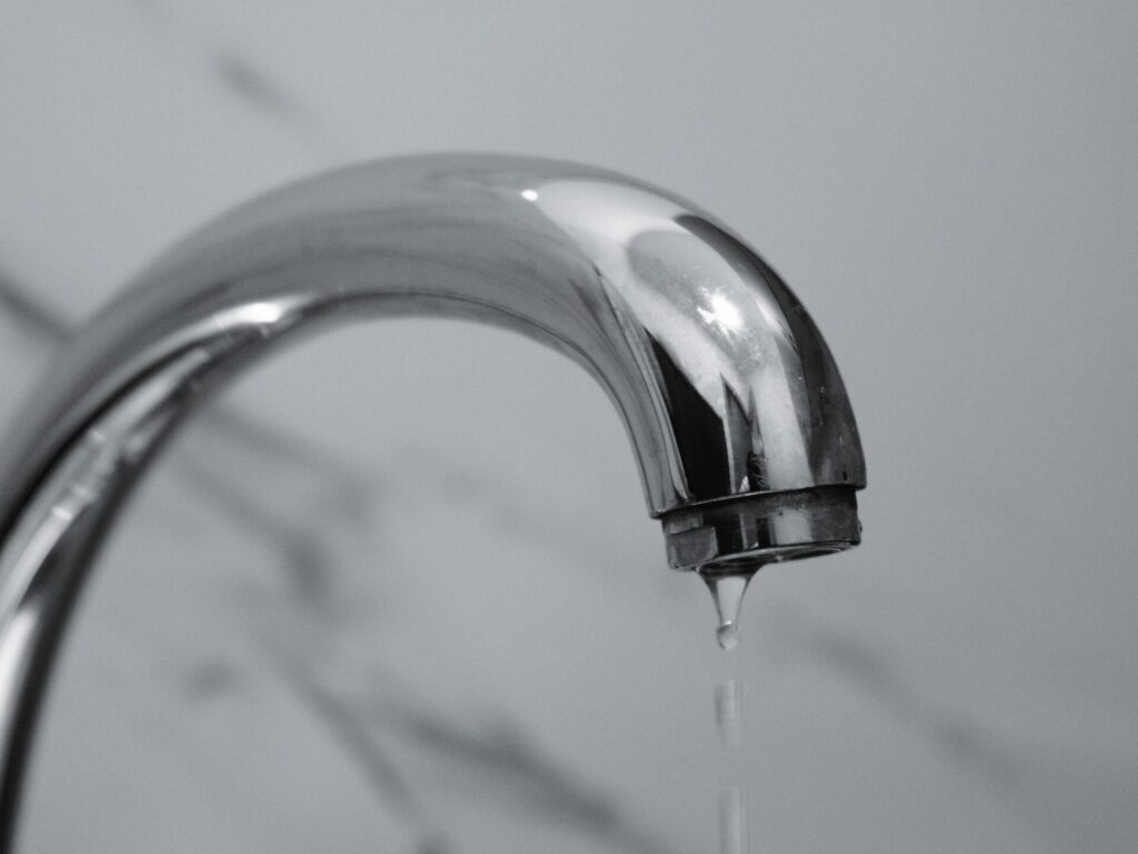 【徹底比較】家全体の「元栓」vs 箇所別の「止水栓」