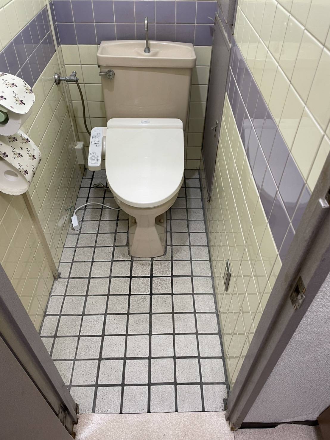 経年劣化が目立つタイル張りの既設トイレ