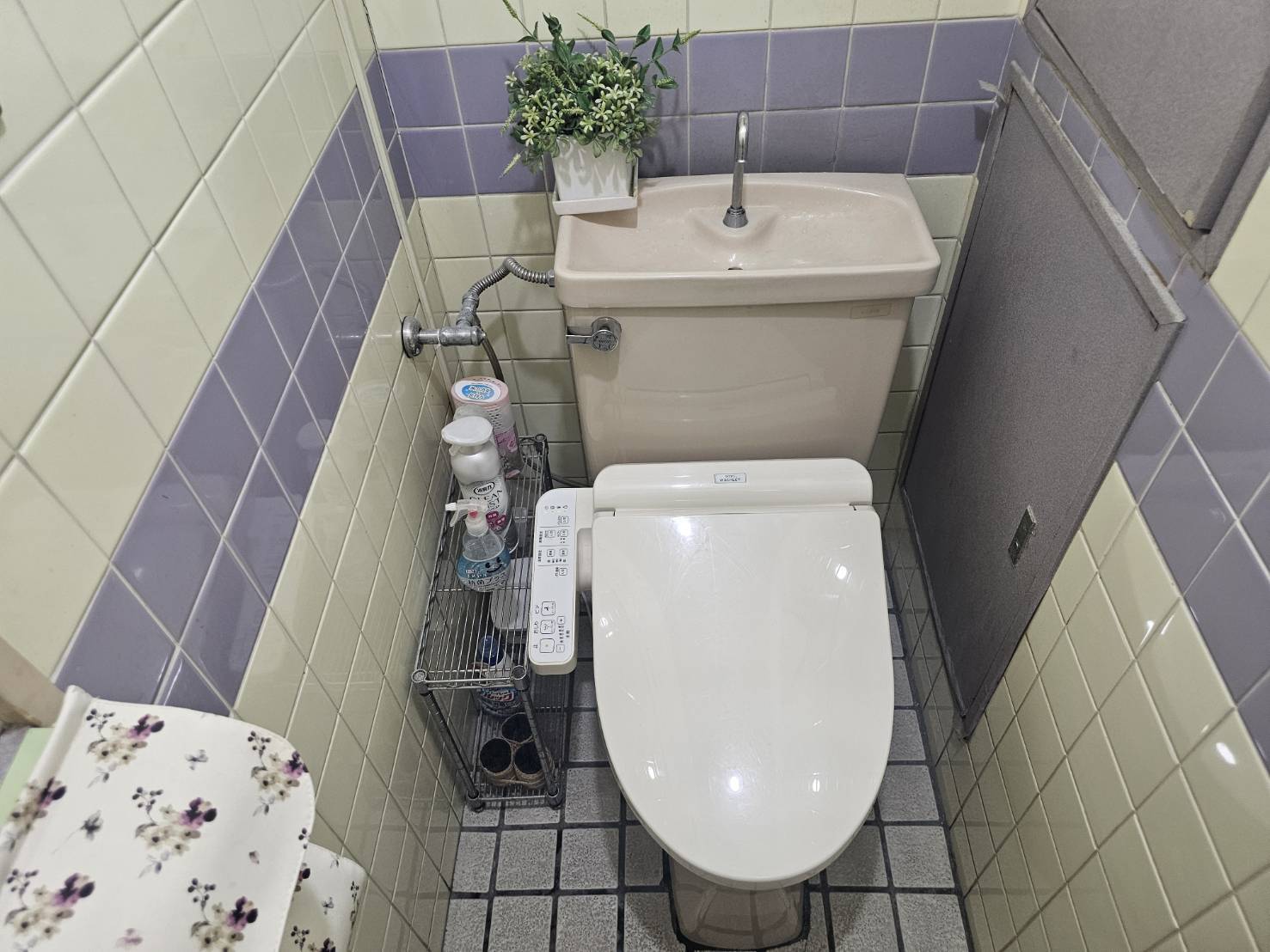 汚れが溜まりやすい古いタイル壁と床の状況