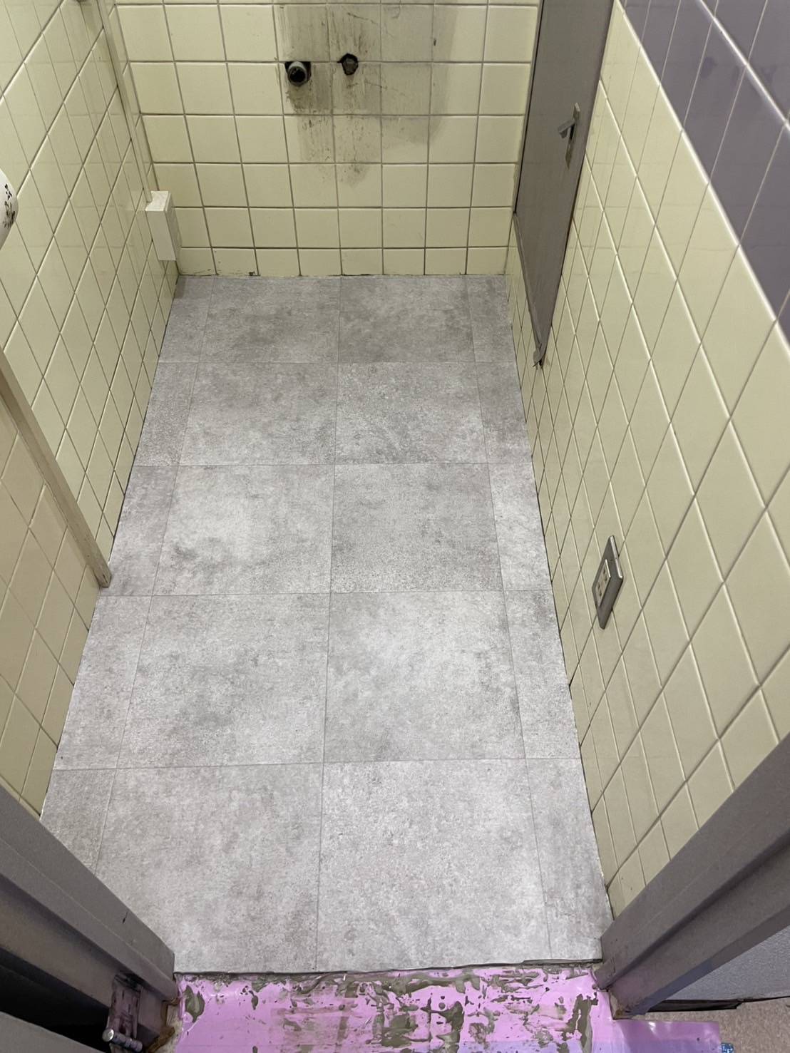 タイルの上からパネルを貼り付ける作業