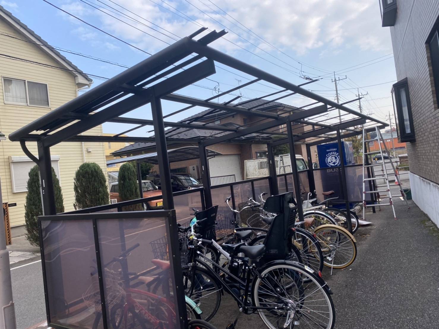 経年劣化で変色・破損した既存の屋根