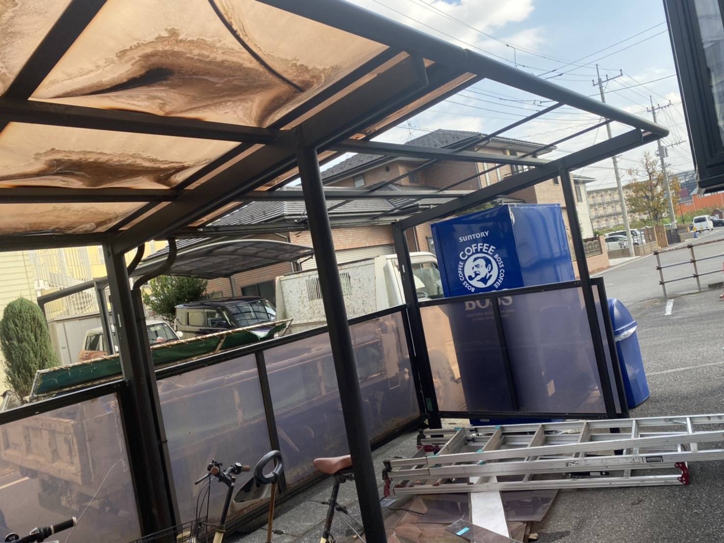 硬化して割れが生じている波板の状況