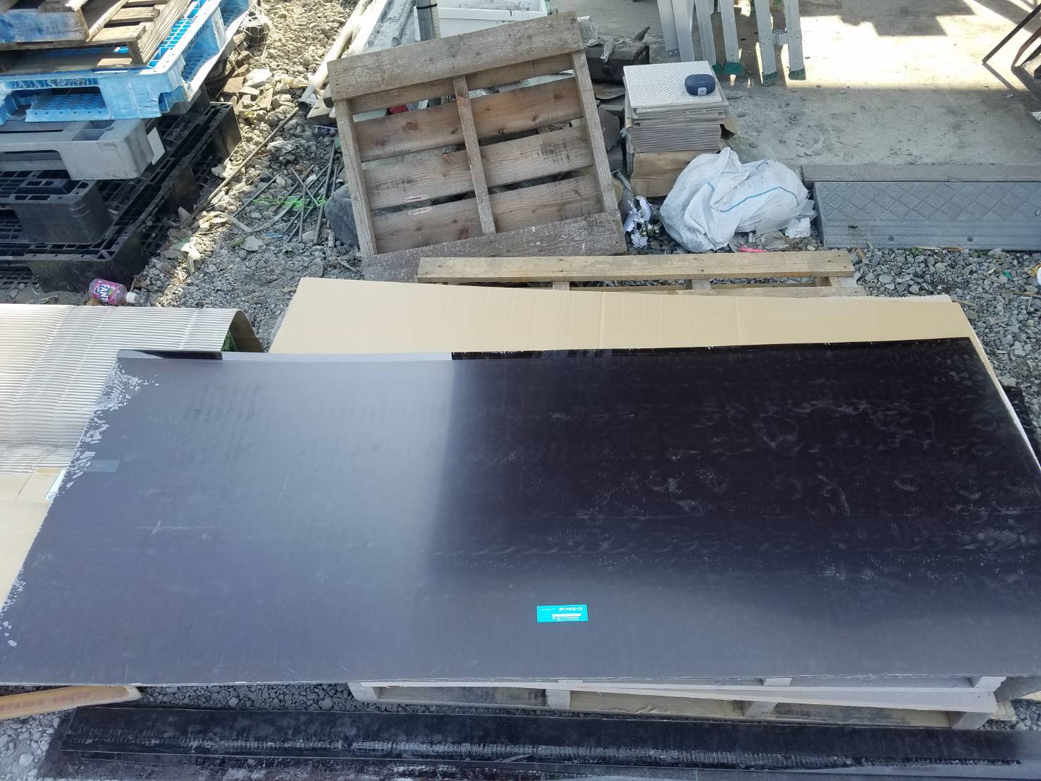 古い屋根材の撤去とフレームの清掃