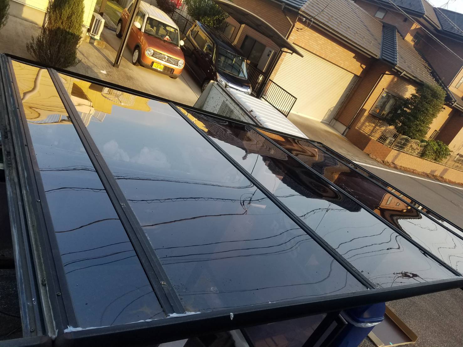 新しいポリカ波板の割り付けと固定作業