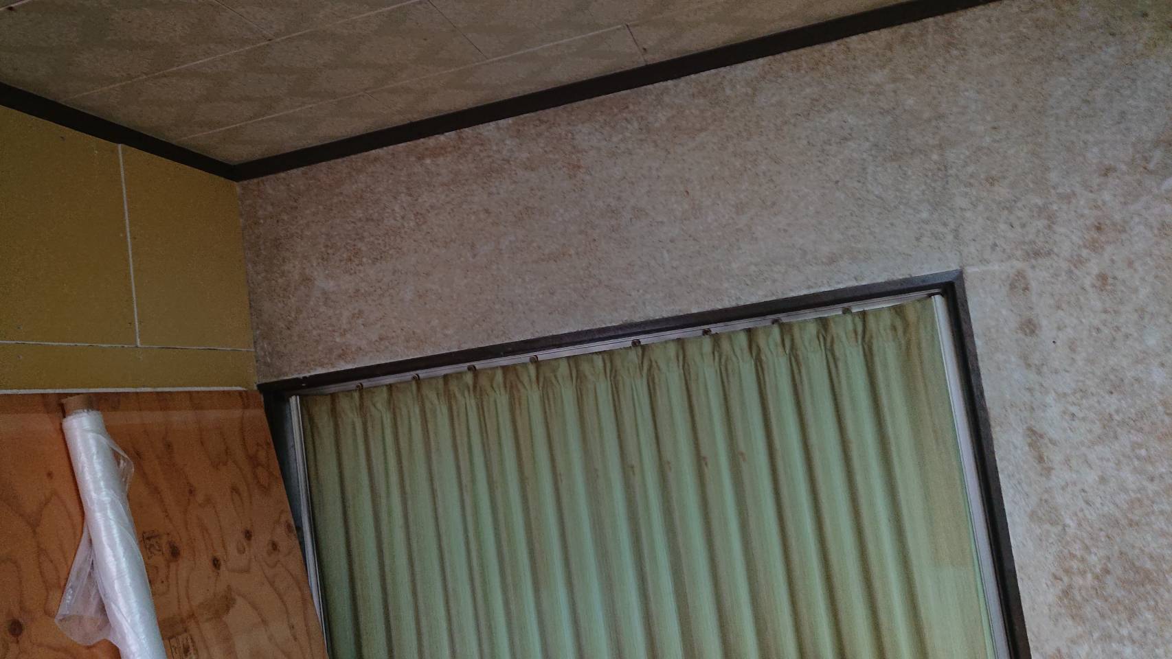 新規クロス張りの施工途中の様子