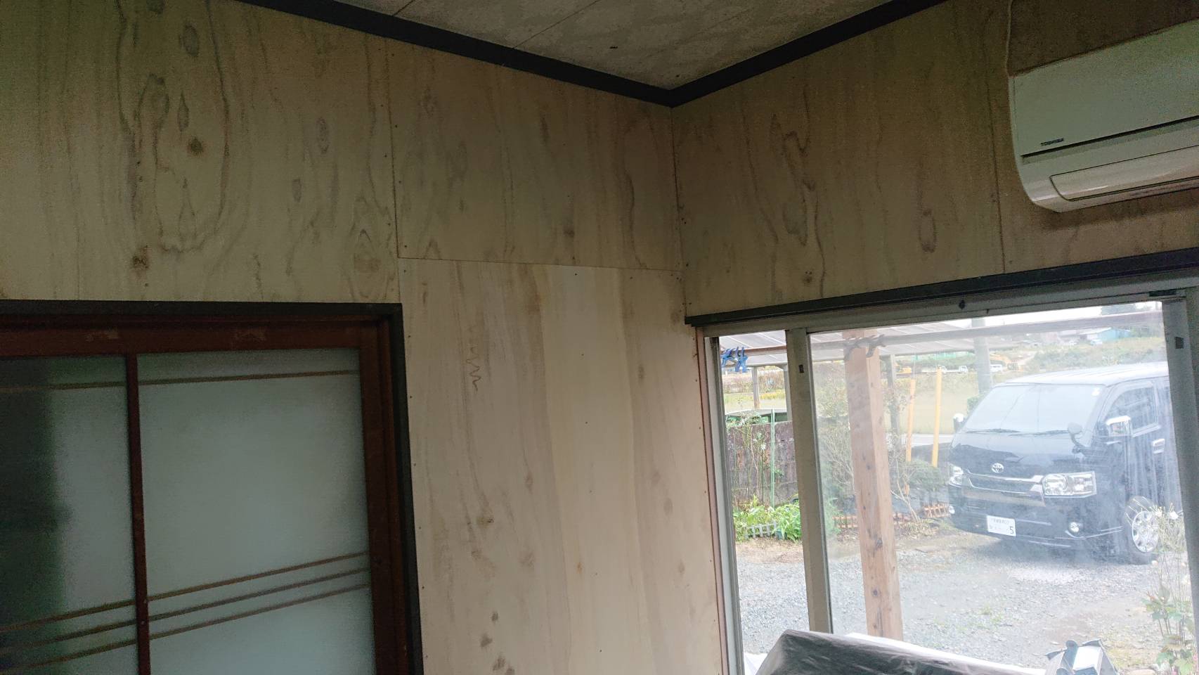 新規クロス張りの施工途中の様子