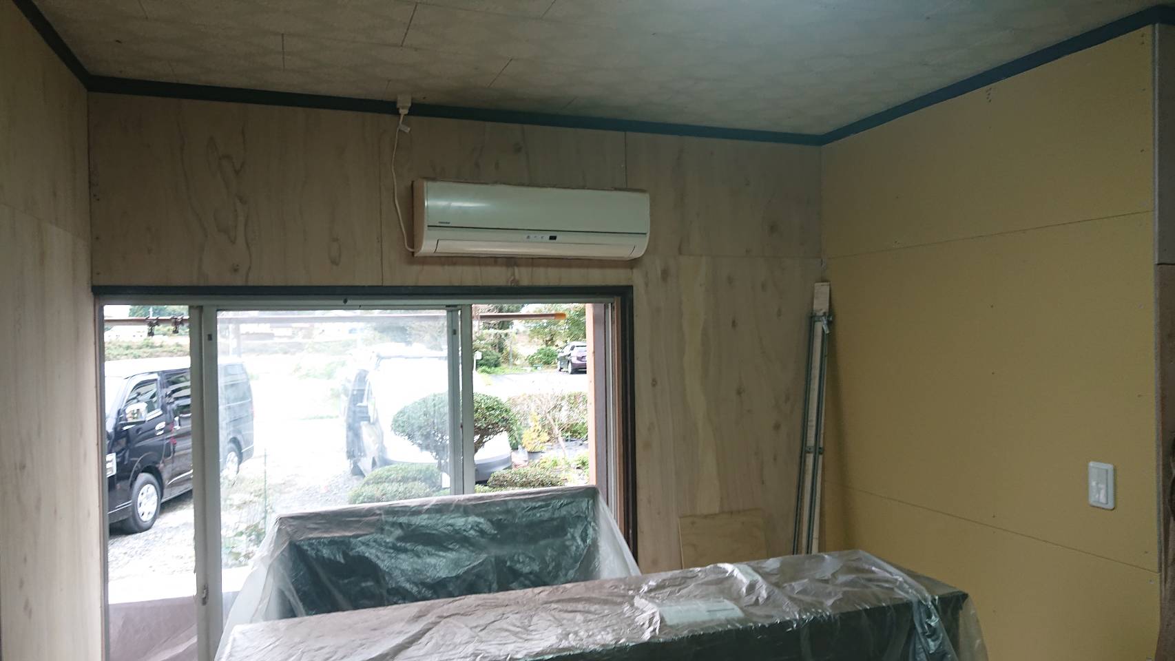 隅々まで丁寧にクロスを貼る工程