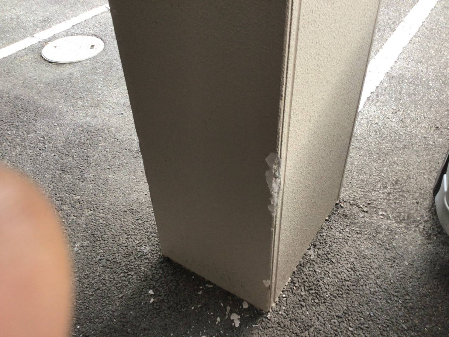 コンクリートが削れた外壁の傷跡詳細