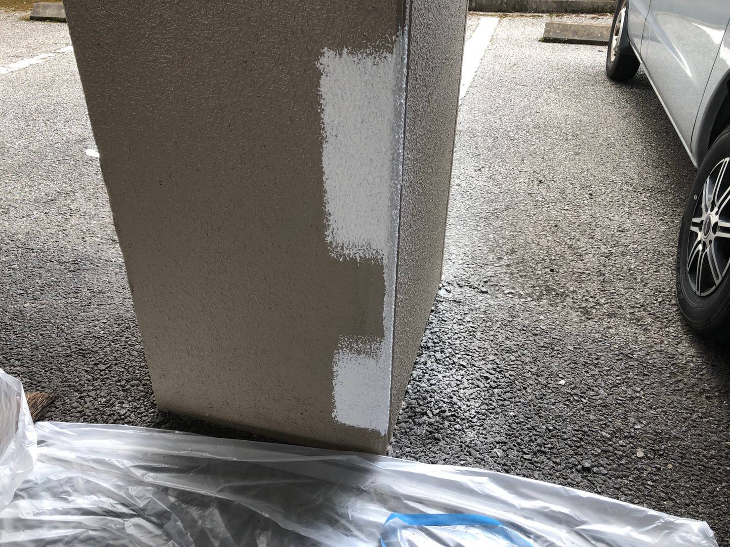 補修材を用いた壁面の下地調整作業