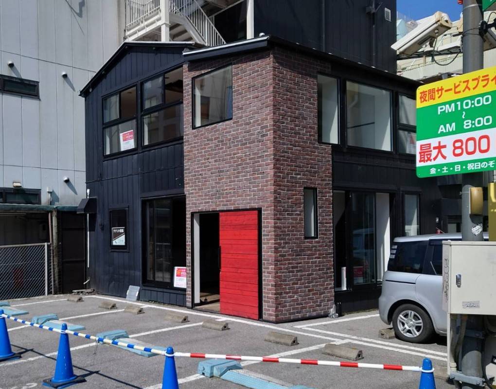 改修前のレンガ外壁と赤い扉の状況